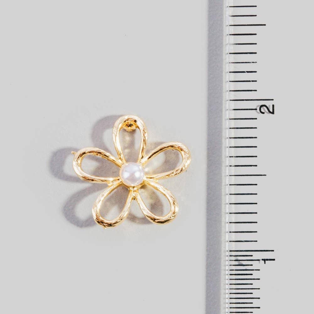 Pearl Center Open Petal Daisy Flower Stud Earrings